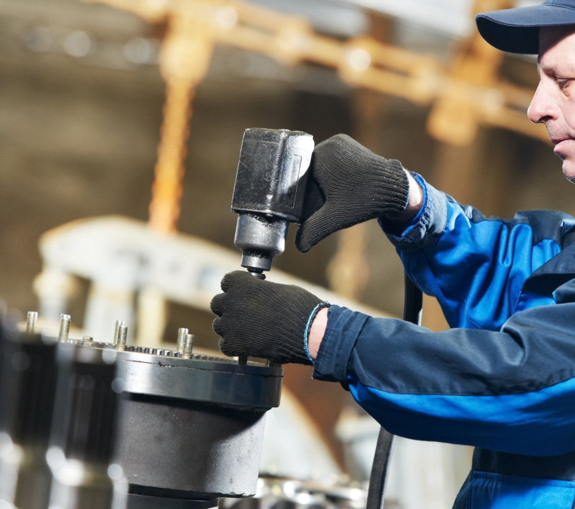 Assemblagemedewerker draait moeren vast
