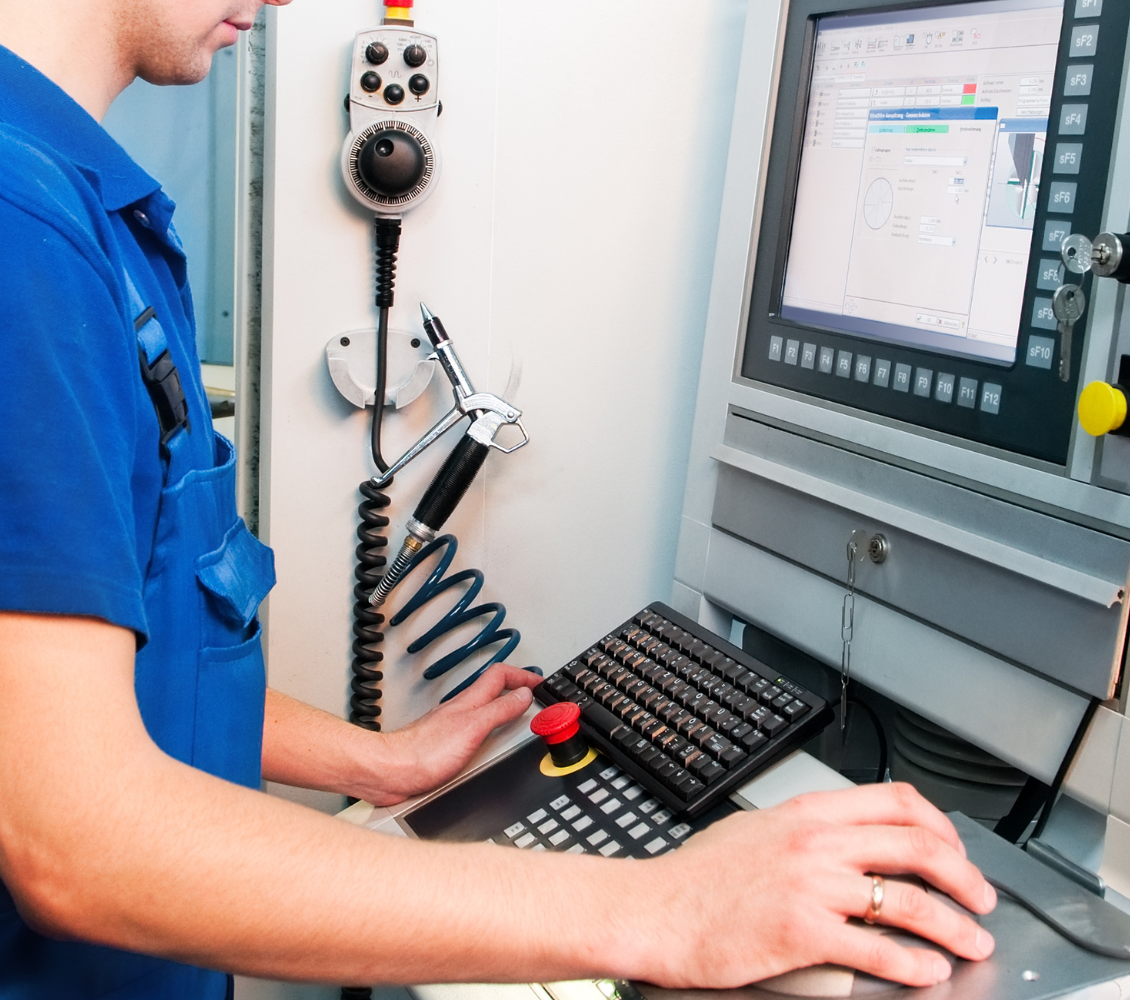 CNC-operator werkt met bedieningspaneel en toetsenbord