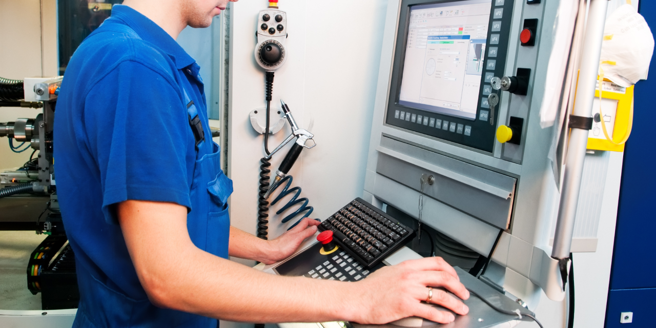 CNC-operator werkt met bedieningspaneel en toetsenbord