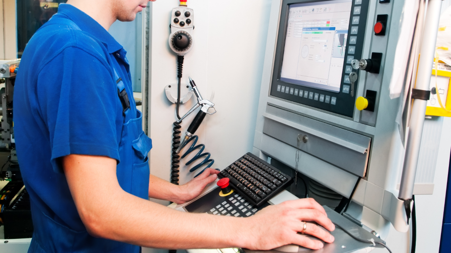 CNC-operator werkt met bedieningspaneel en toetsenbord