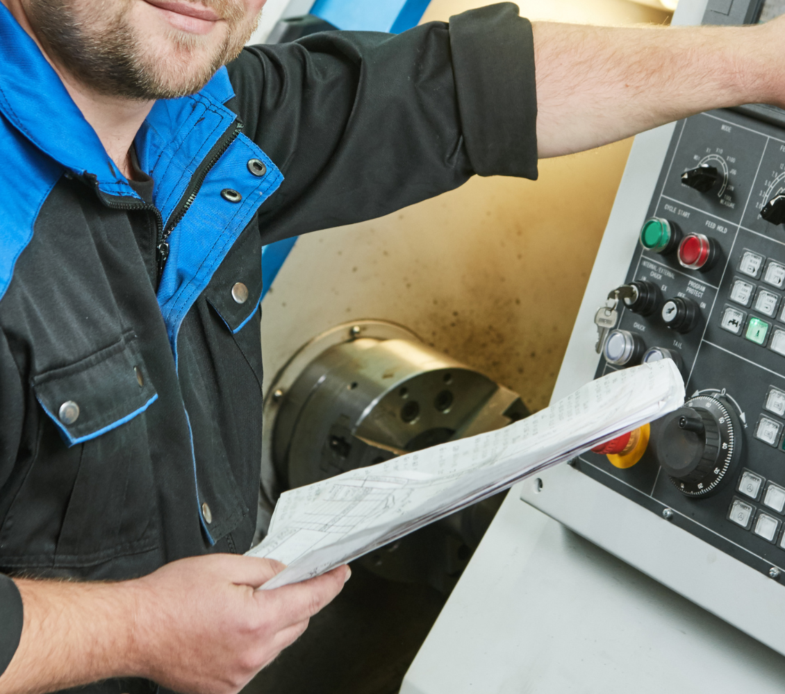 Machineoperator controleert productie-instellingen