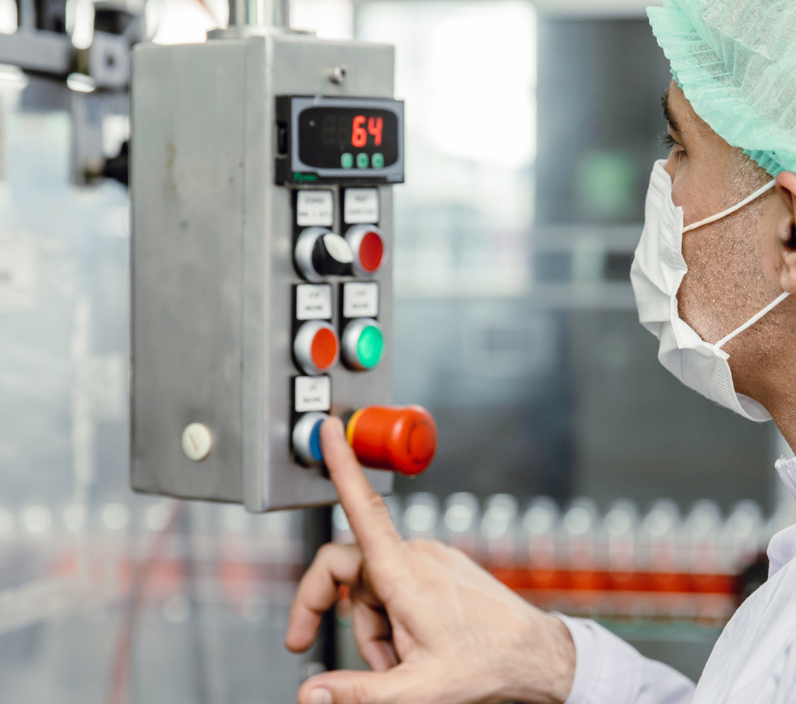 Operator bedient bedieningspaneel van machine
