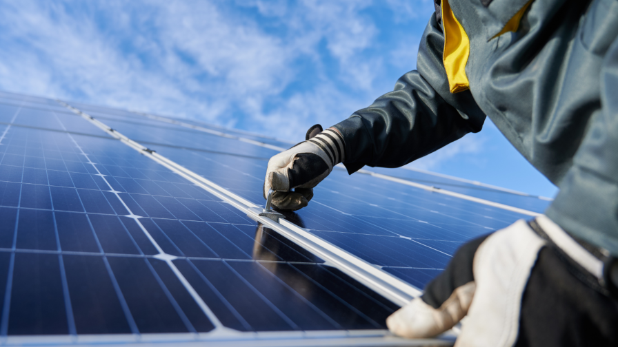Zonnepanelenmonteur sluit paneel aan