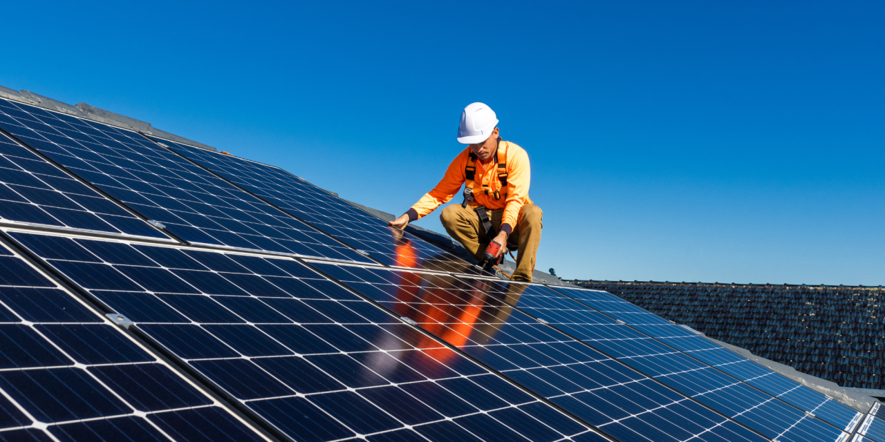 Monteur werkt aan zonnepaneleninstallatie