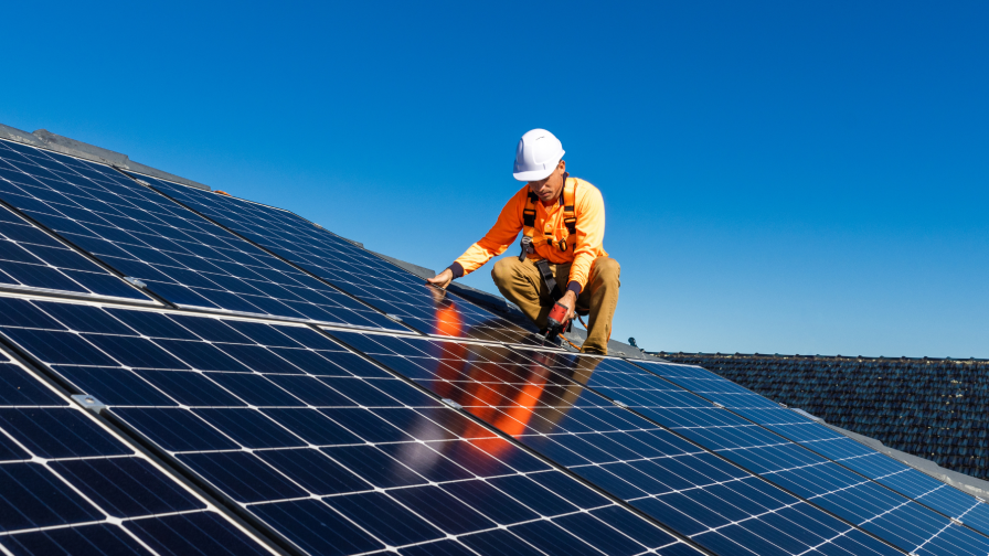 Monteur werkt aan zonnepaneleninstallatie