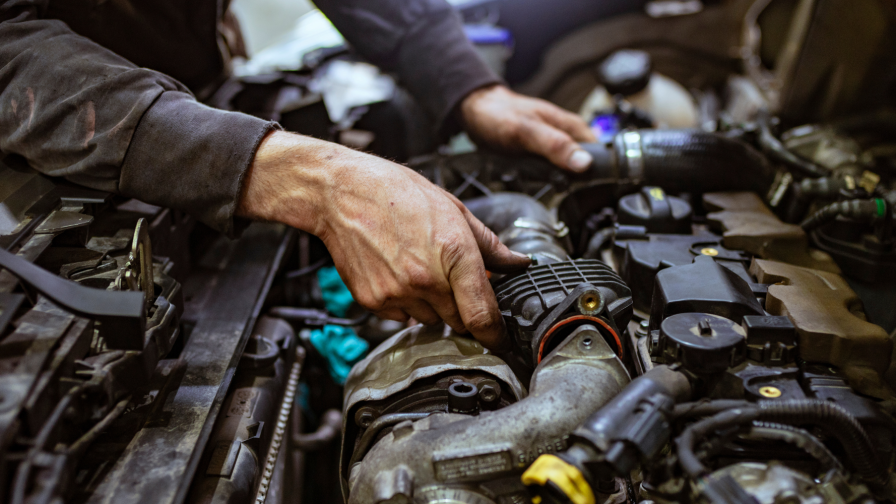 Het inspecteren van de motor door een automonteur
