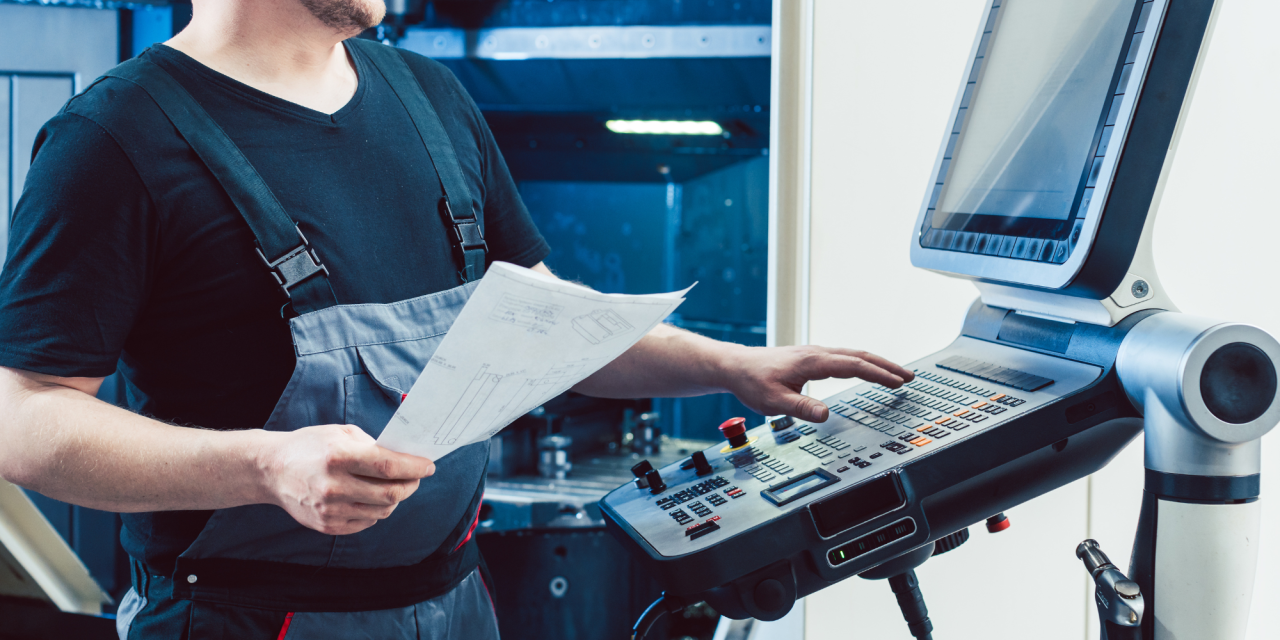 Operator controleert productietekening bij machine