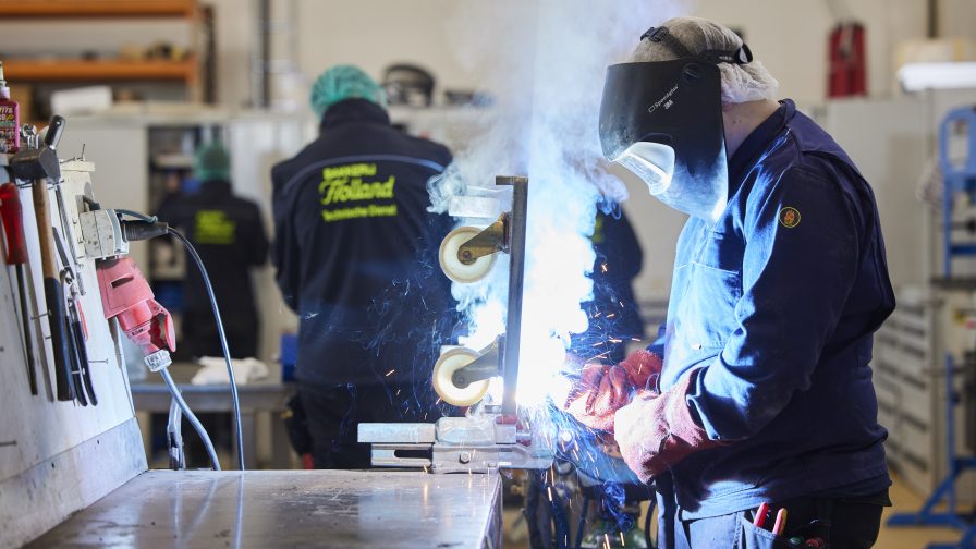 Monteur in de technische dienst aan het lassen