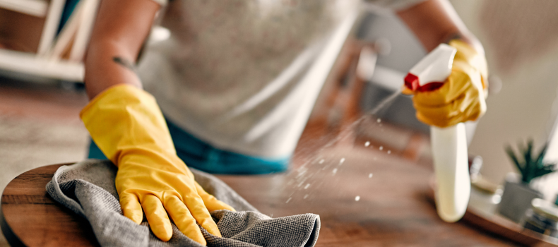 Bureauschoonmaken met handschoen