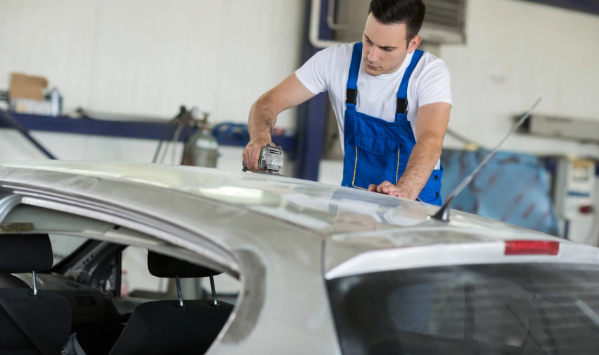 Auto schuren voorbereiden voor het spuiten