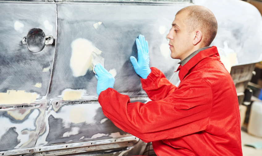 Zijkant auto schuren met de hand