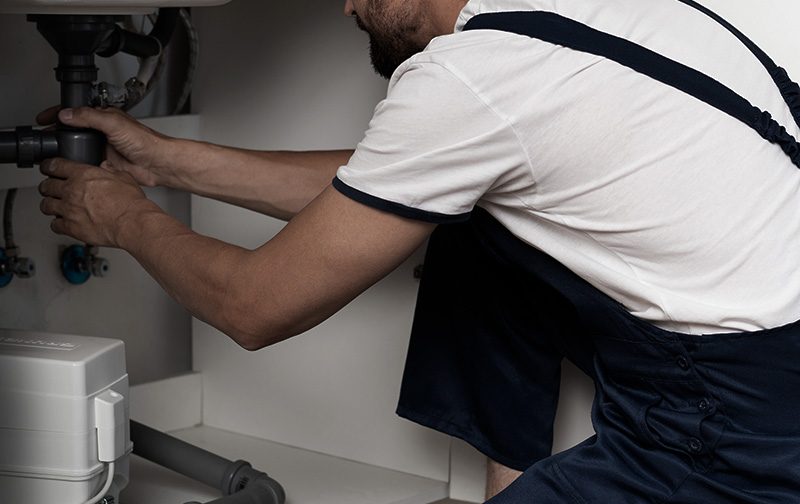 Loodgieter wasbak afmonteren