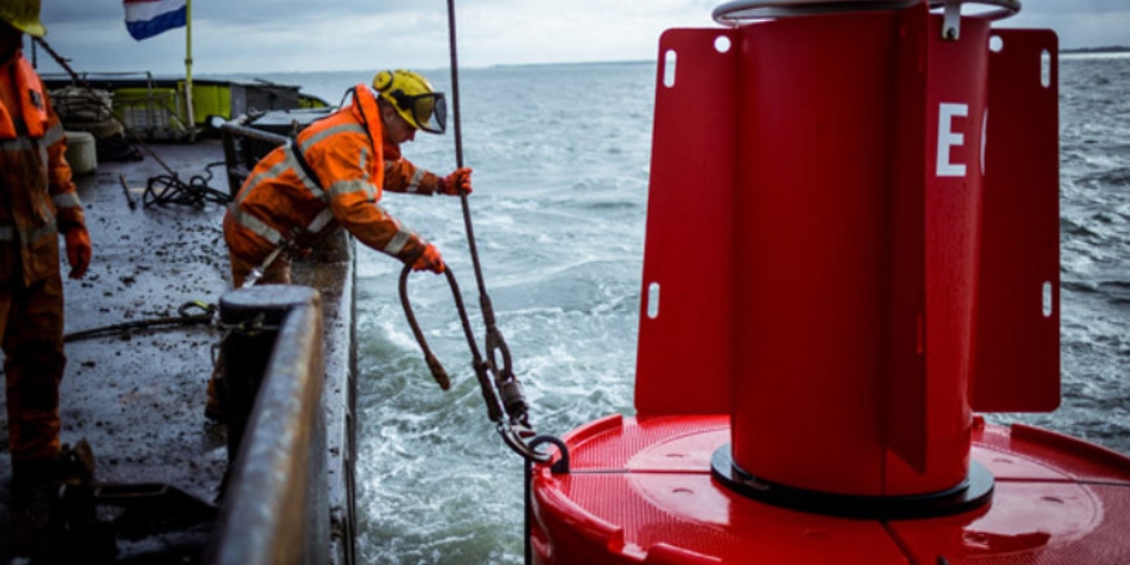 Maritiem medewerker werkt aan installatie op zee