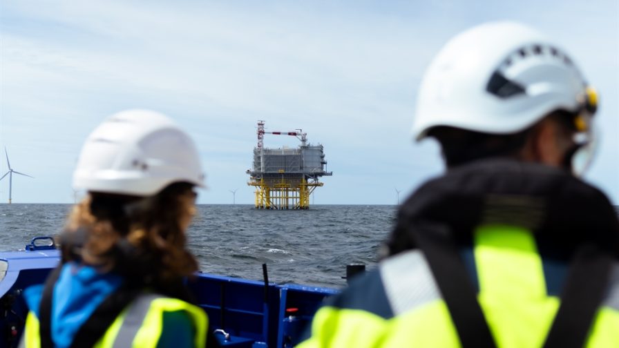 Maritiem medewerkers kijken naar platform op zee