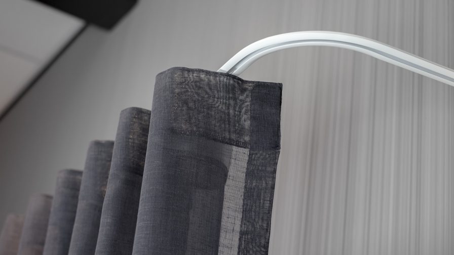 Gordijnen opgehangen aan moderne rail