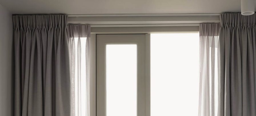 Inbetween gordijnen voor raam in woonkamer
