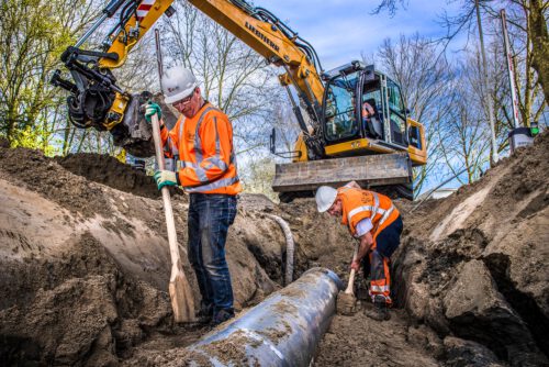 grondwerks plaatsen leidingen in de grond met kraan